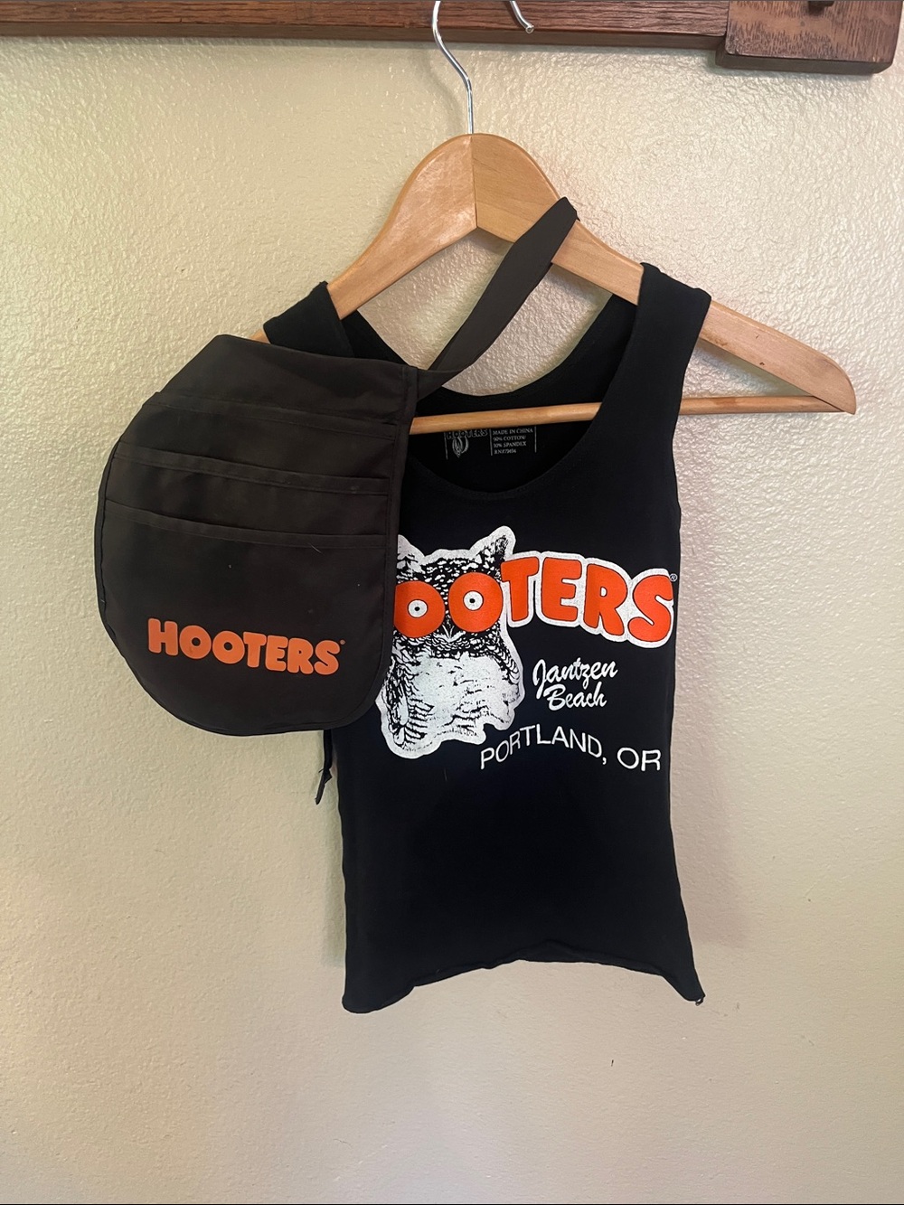 Hooters Black Tank & waitress pouch Jantzen Beach Portland, OR XX Small